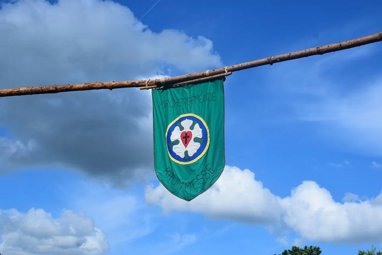 Grüne Fahne der Krummesser Pfadfinder mit dem REGP Logo 