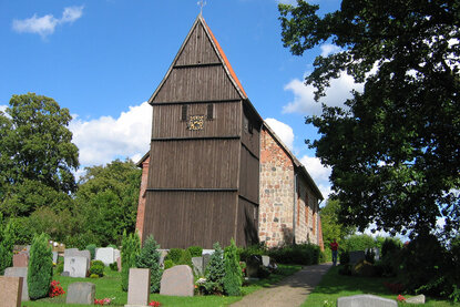 Friedhof vor der St.-Johannis-Kirche in Sterley - Copyright: Ev.-Luth. Kirchenkreis Lübeck-Lauenburg