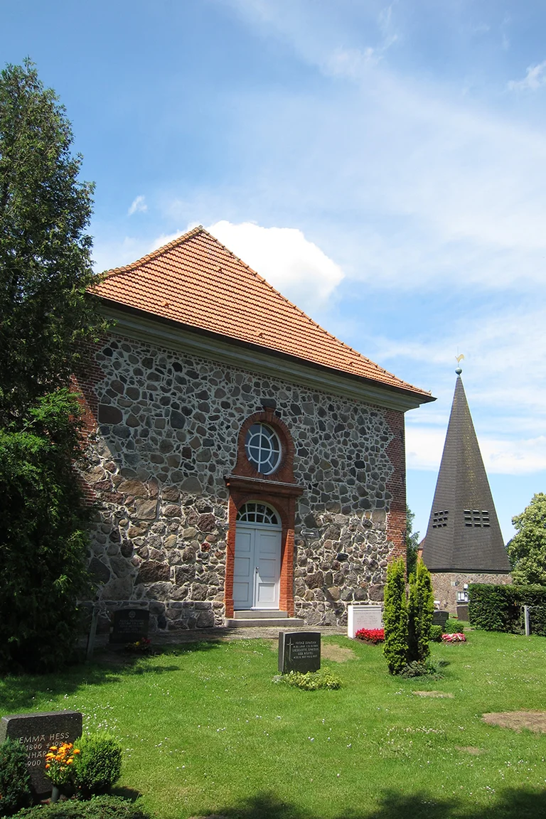 Außenansicht der St.-Andreas-Kirche in Sahms