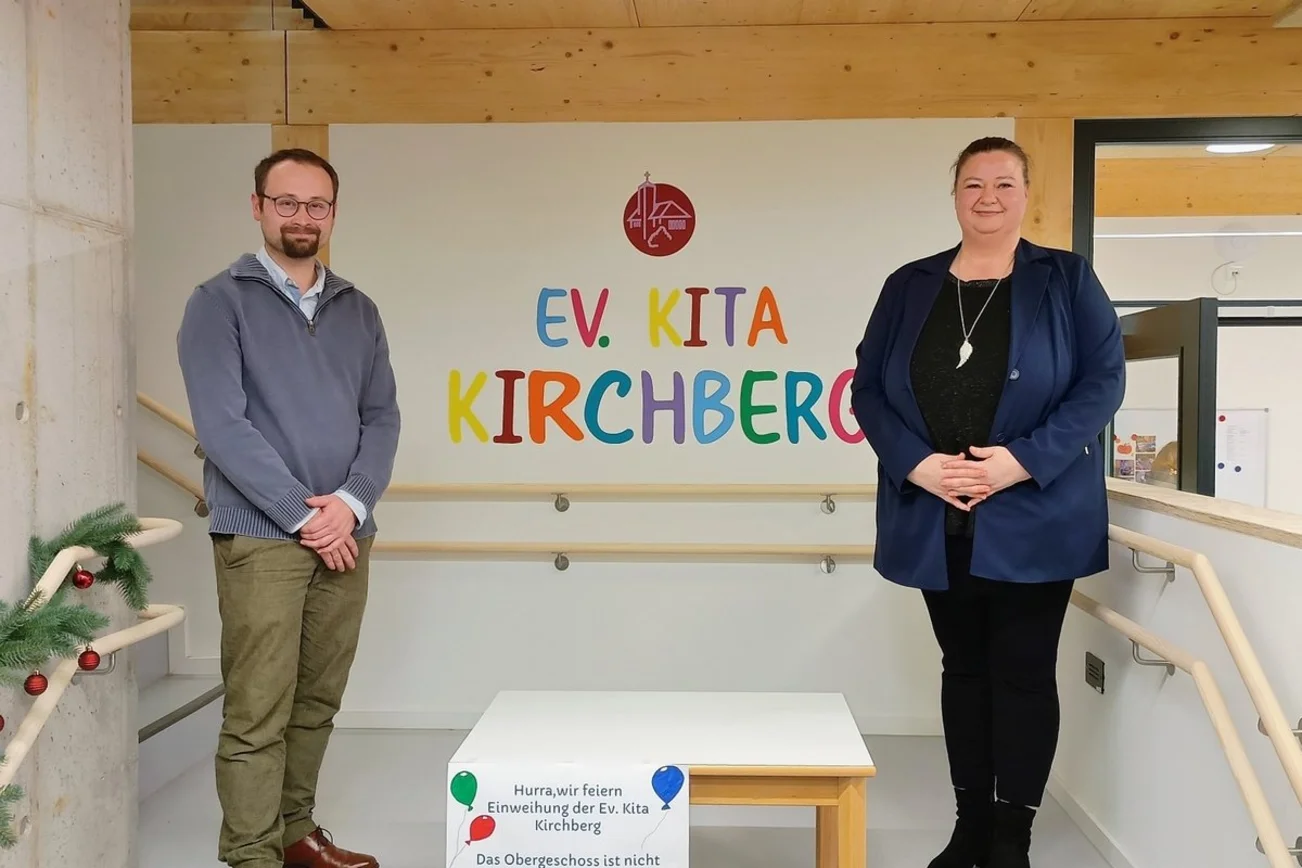 Eine Frau und ein Mann stehen in der neuen Kita in Wohltorf