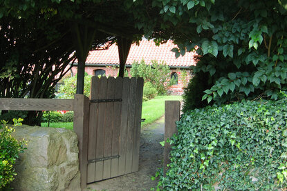 Eingangstor zum Friedhof St.-Clemens-St.-Katharinen-Kirche Seedorf - Copyright: Ev.-Luth. Kirchenkreis Lübeck-Lauenburg
