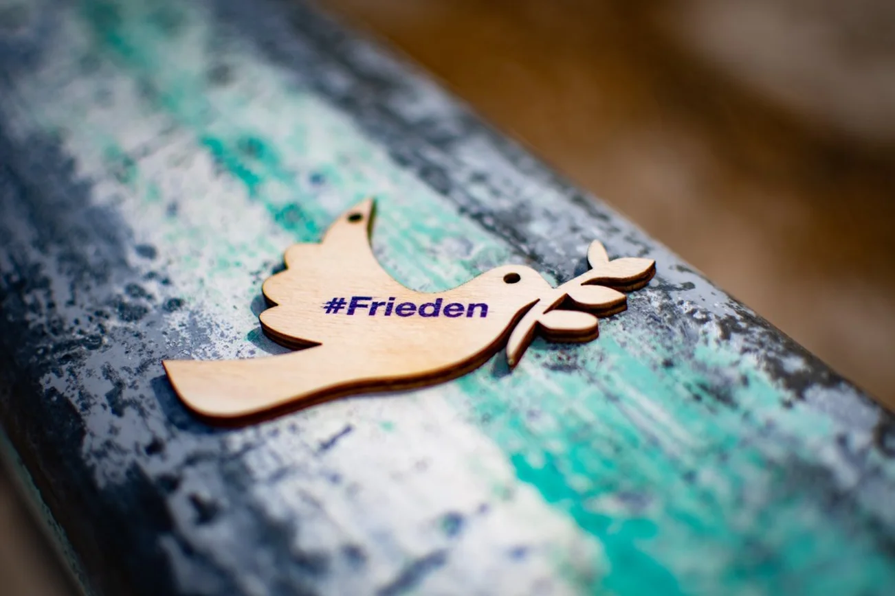 Eine Friedenstaube aus Holz