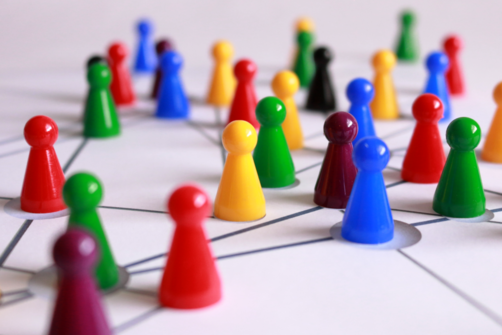 Spielfiguren in verschiedenen Farben.