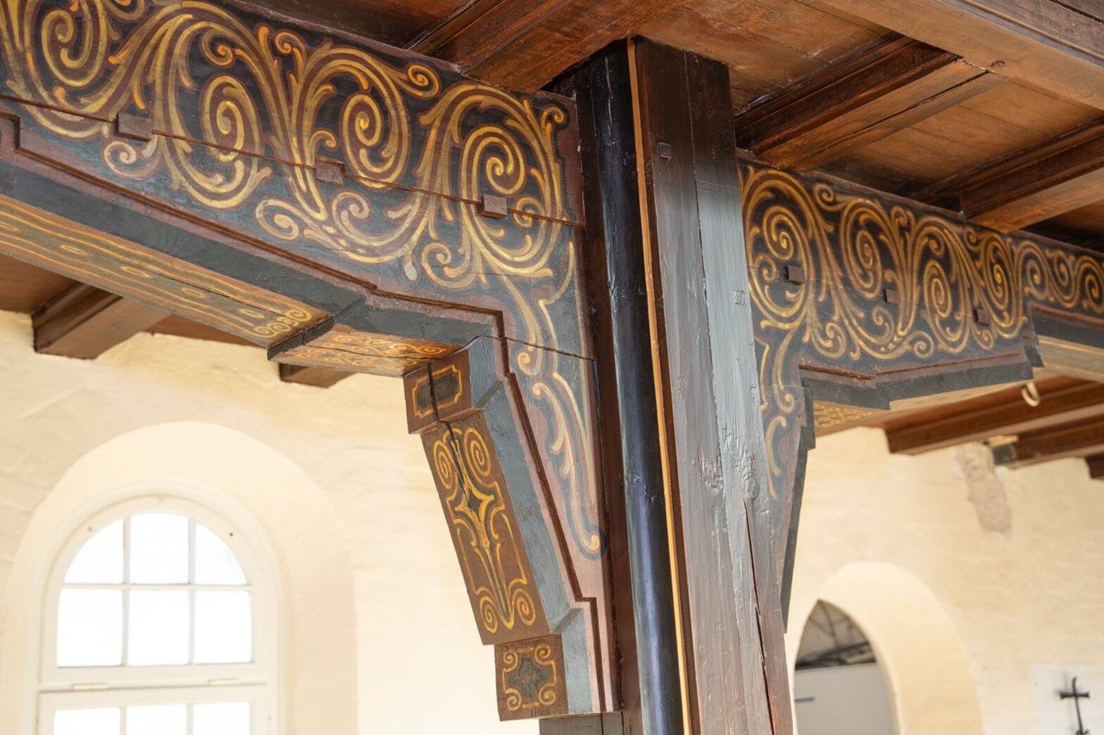 Deckenbalken der Kirche mit historischen Malereien
