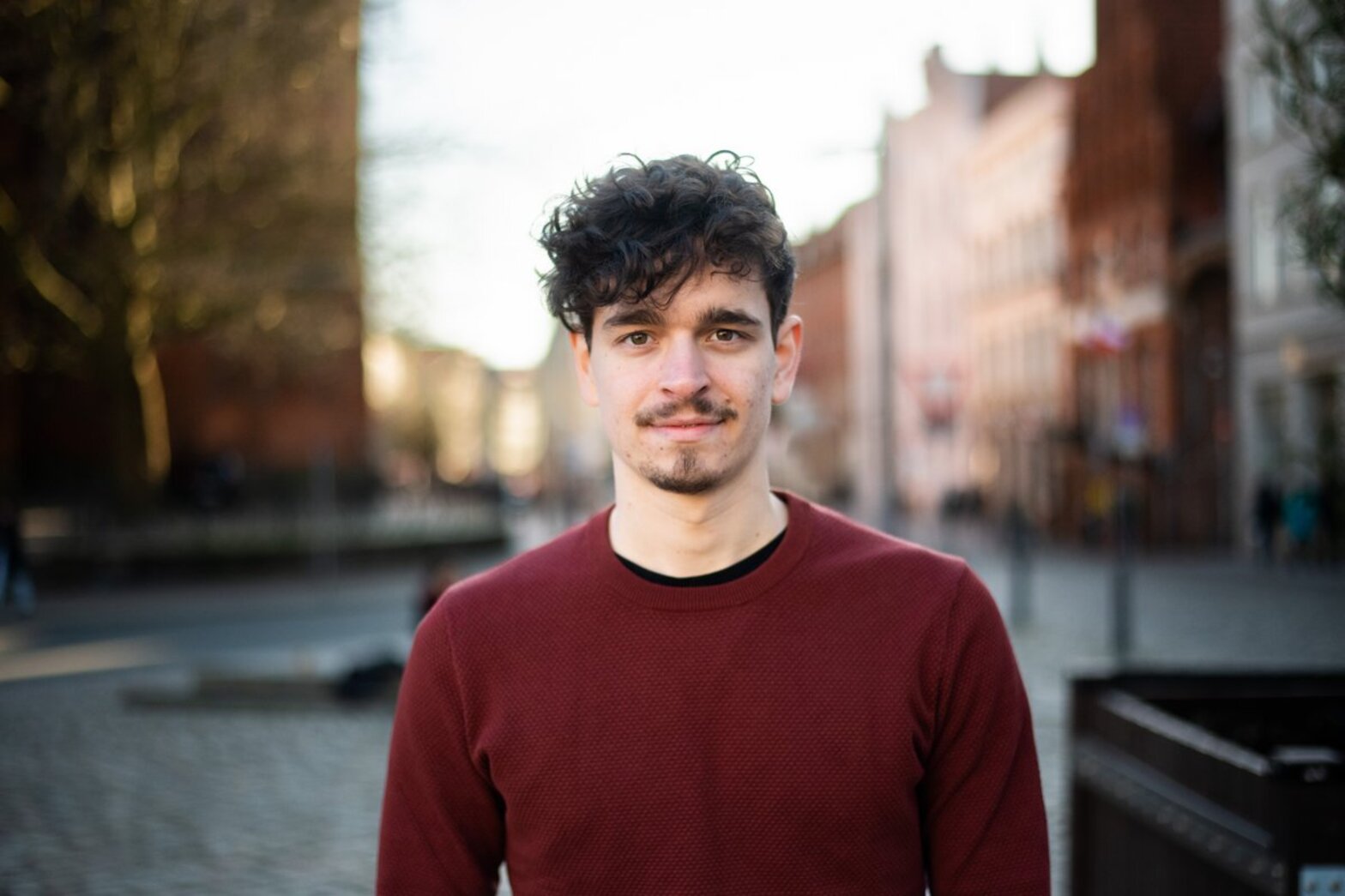 Ein Mensch schaut in die Kamera