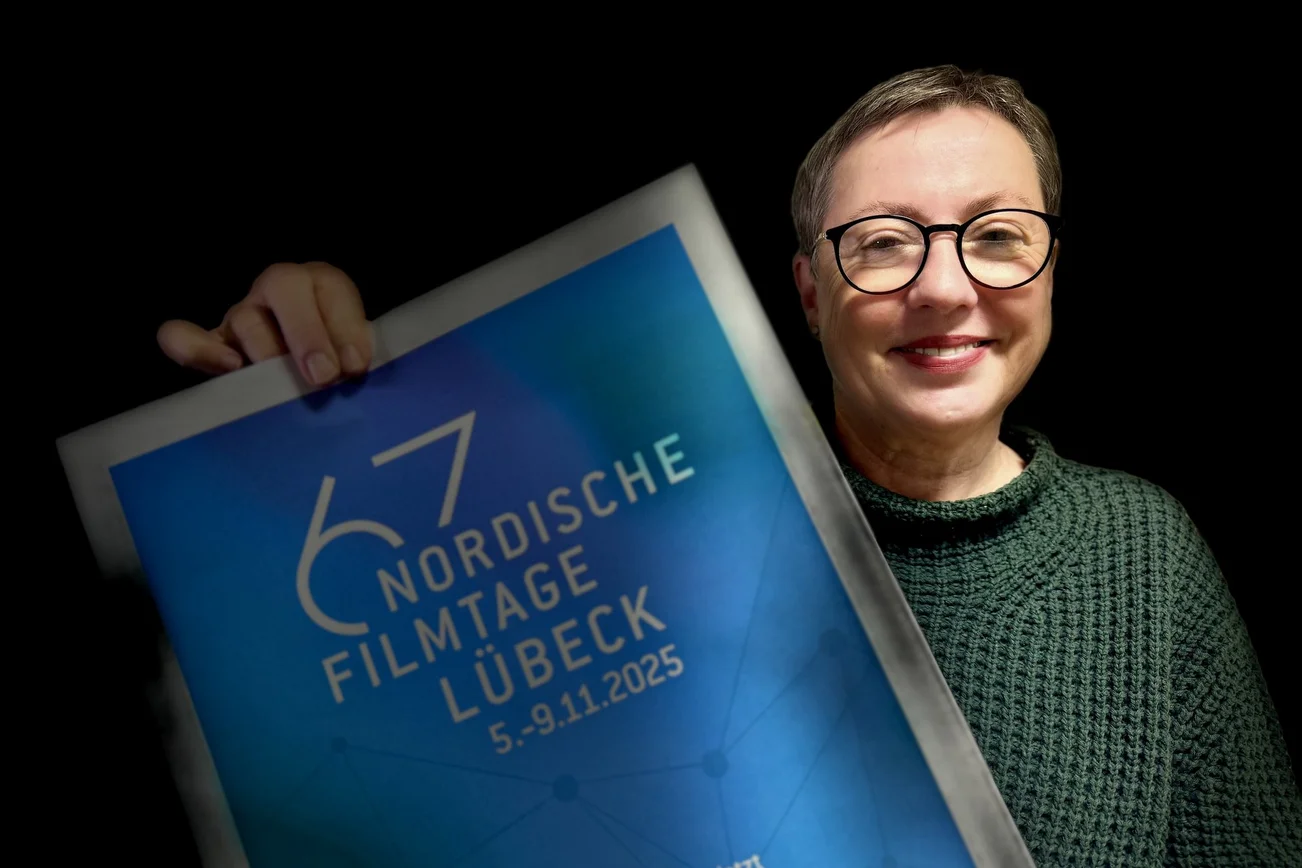 Eine Frau hält ein Plakat in den Händen