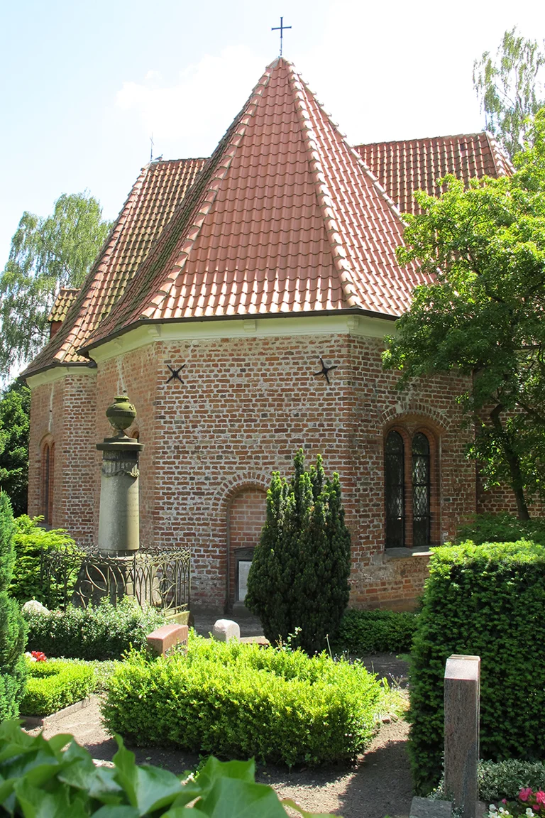 St.-Jürgen-Kapelle - Friedhof im Vordergrund