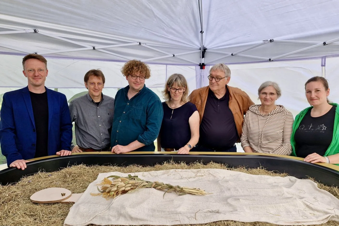 Menschen schauen sich einen Kokon an