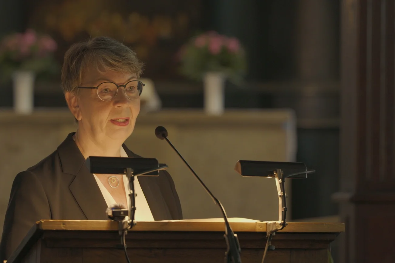 Frau spricht in einer Kirche