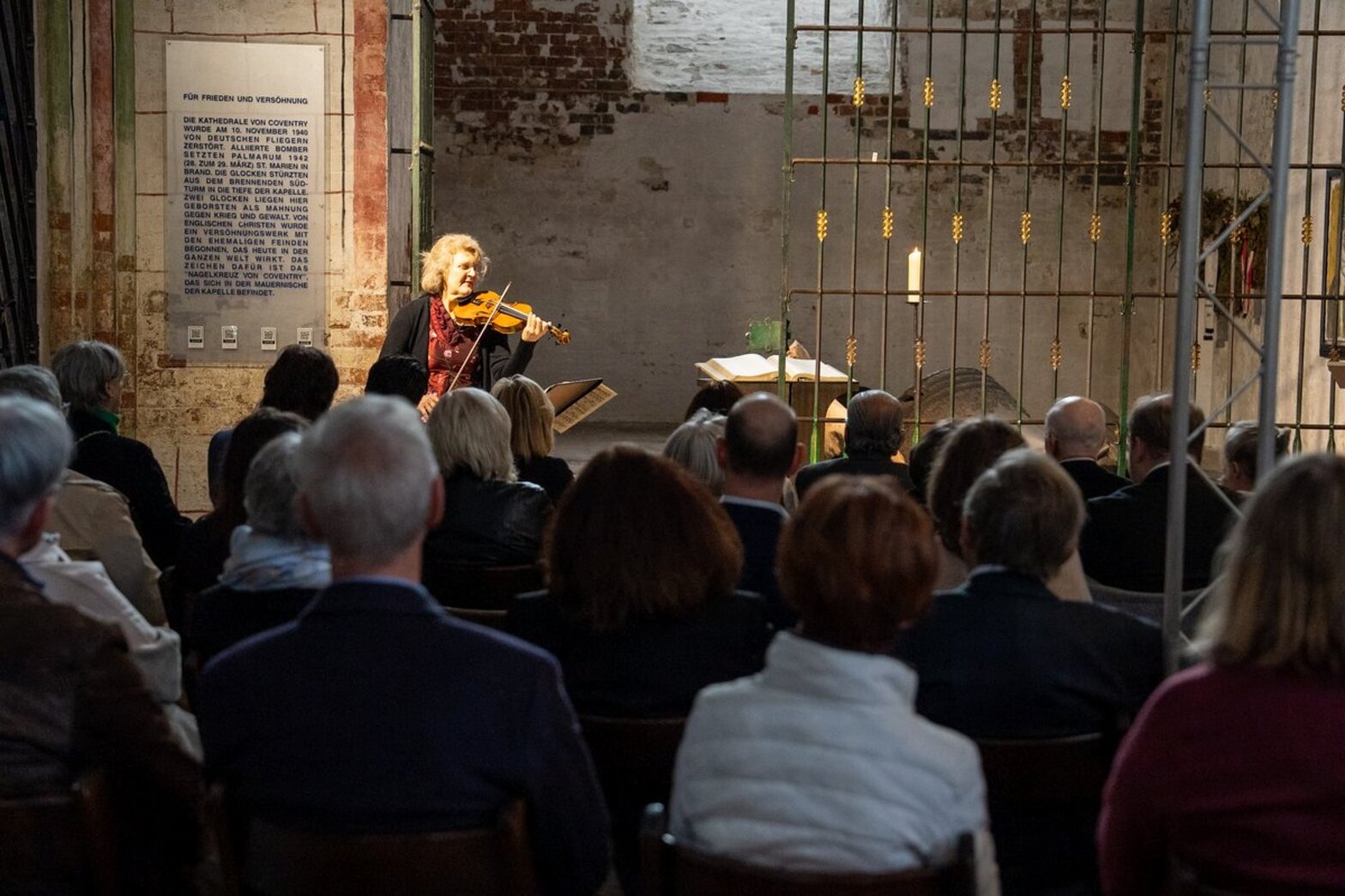Blick in eine Veranstaltung in einer Kirche