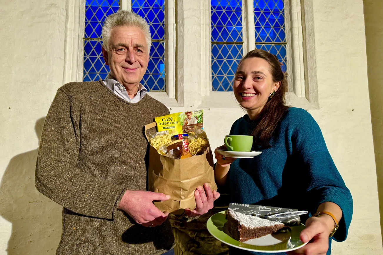 Zwei Personen stehen in einer Kirche 