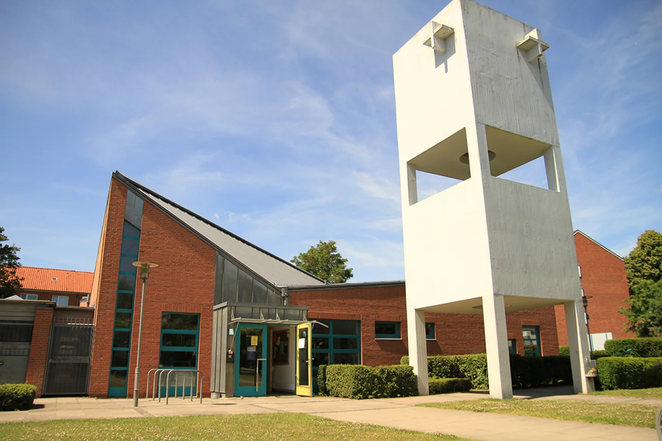 Gemeindehaus und freistehender Glockenturm der Wichernkirche