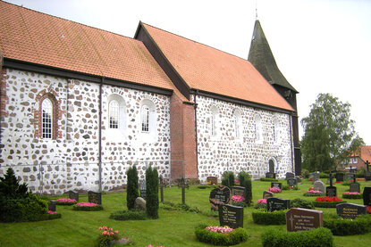 Friedhof vor der St.-Marien-Kirche in Gudow - Copyright: Ev.-Luth. Kirchenkreis Lübeck-Lauenburg