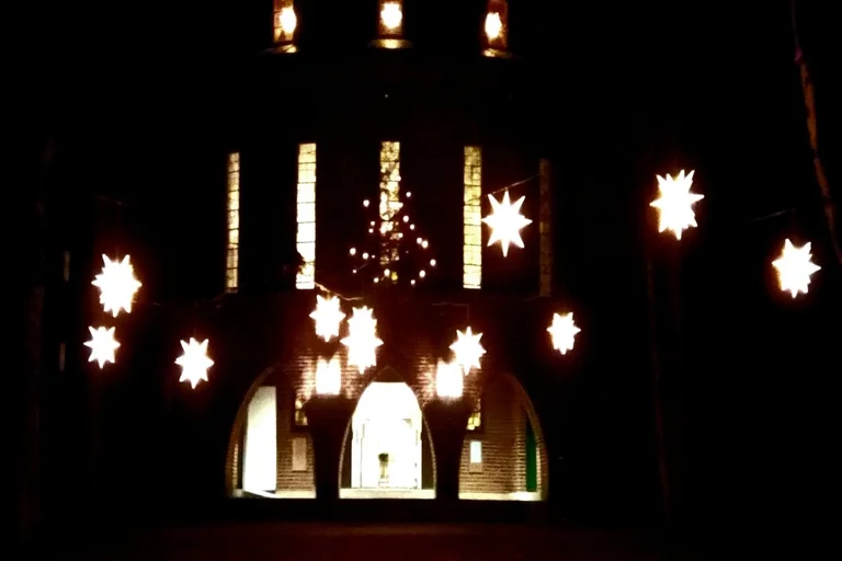 Aumühler Kircheplatz mit Herrnhuter-Sternen beleuchtet