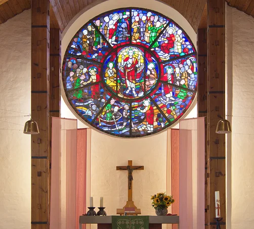 Blick auf den Altar und Rosettenfenster der St.-Thomas-Kirche