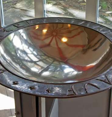 Nahansicht der Taufschale in St. Martin