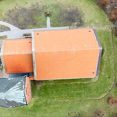 Es sind die Dächer der ST.-Marien-Kirche und dem Pastorat, sowie dem Gemeindehaus von oben zu sehen