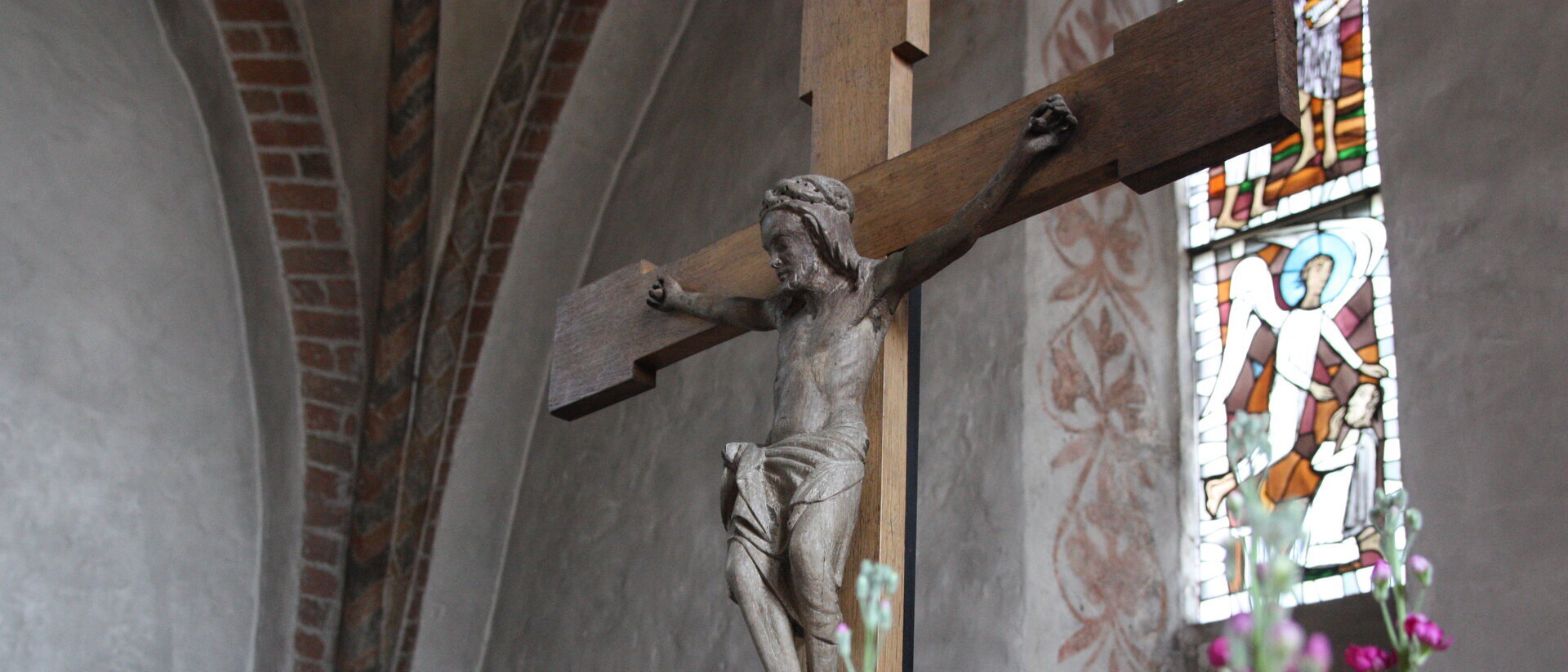 Blick auf das Altarkreuz in St. Johannis Sterley