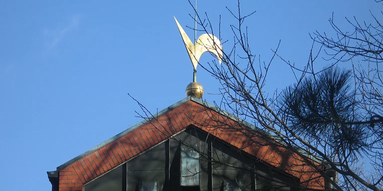 Blick auf die Turmspitze und Wetterhahn von St. Augustinus