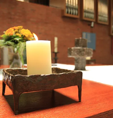 Nahansicht der Altardekoration in der Wichernkirche 