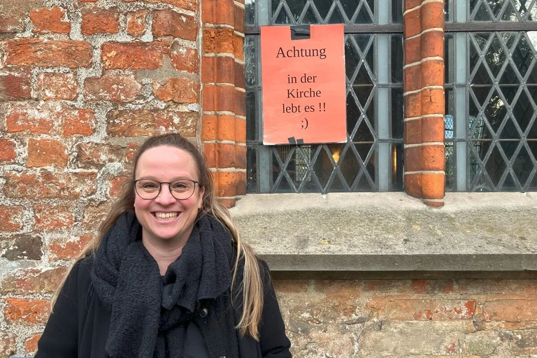 Pastorin Maria Gutjahr vor der St.-Jürgen-Kapelle