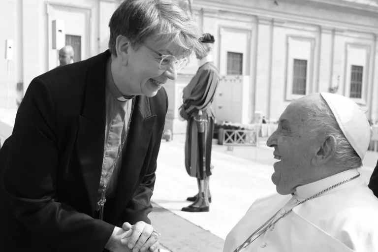 Eine Frau schüttelt einem Mann die Hand. 