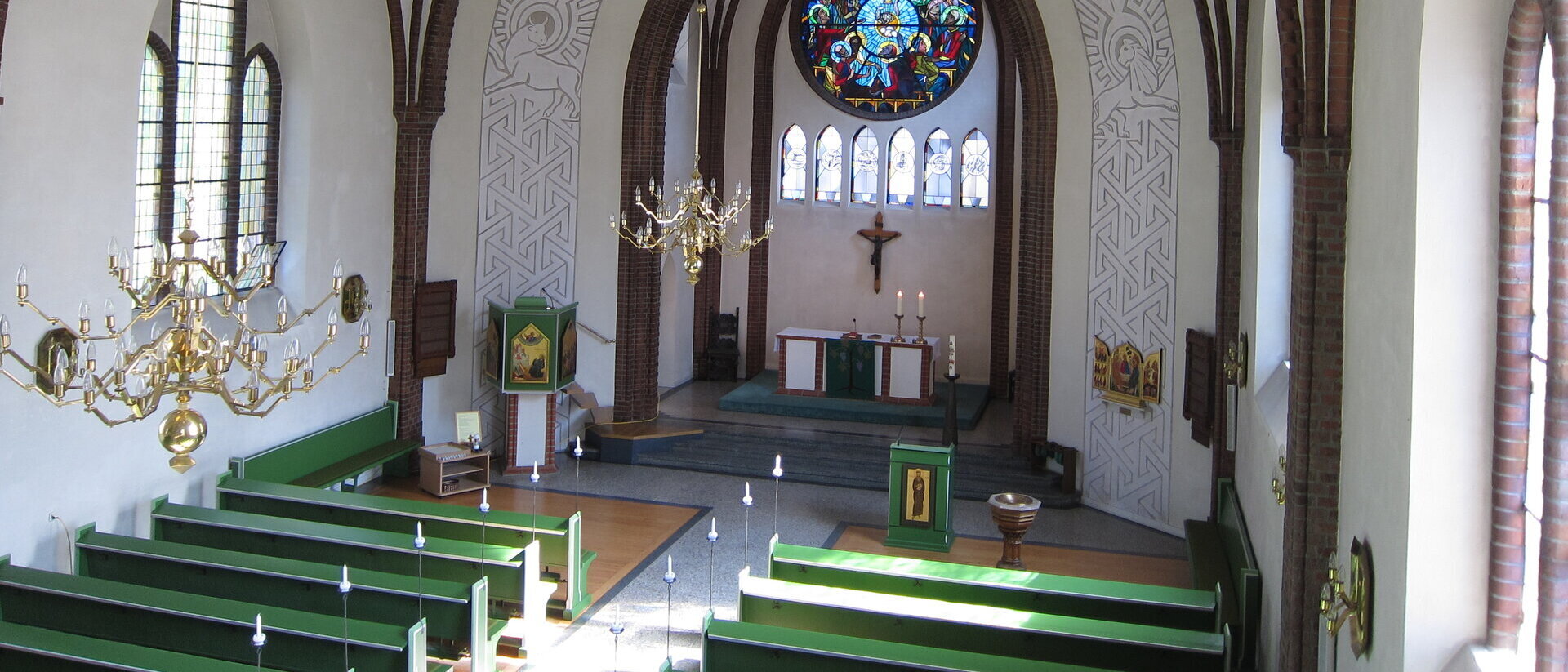 Der Altarraum der St.-Franziskus-Kirche Schwarzenbek