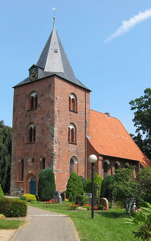 Eine Außenansicht von St. Georg mit umliegendem Kirchhof