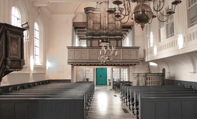 Der Innenraum von St. Georg mit Blick auf die Orgelempore