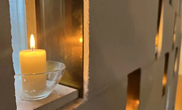 Kerzen im Fenster Auferstehungskirche