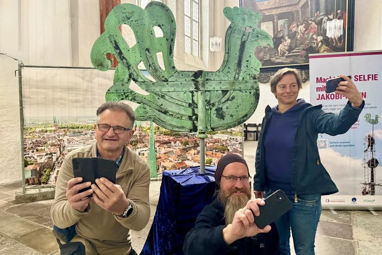 Drei Menschen in einer Kirche machen ein Selfie