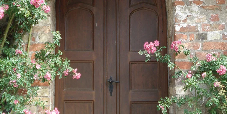 Rosenumkränzte Eingangstür der Andreaskirche Kuddewörde