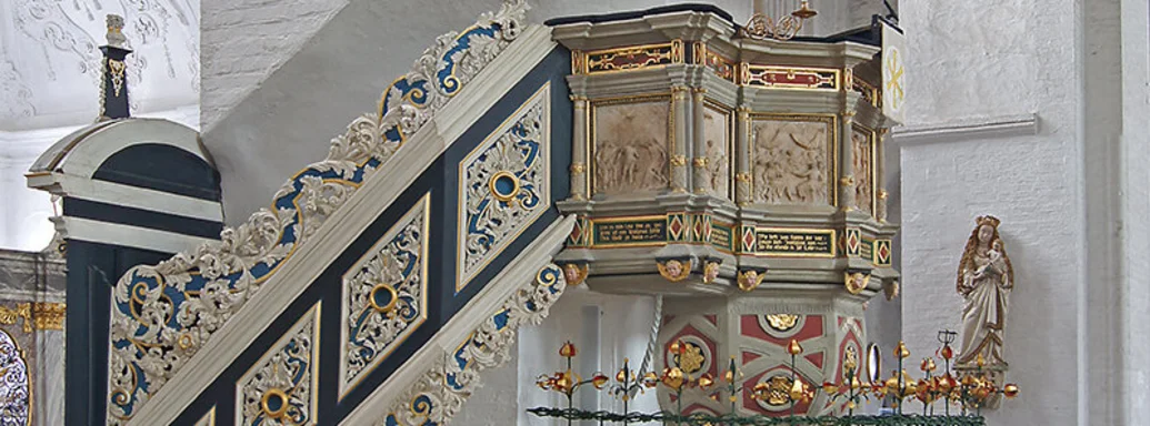 Blick auf die Kanzel und deren Aufgang