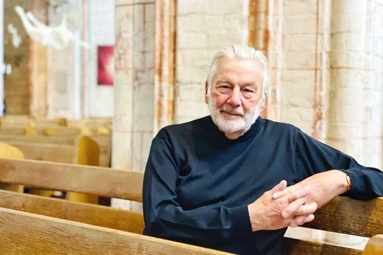 Ein Mann sitzt in einer Kirche