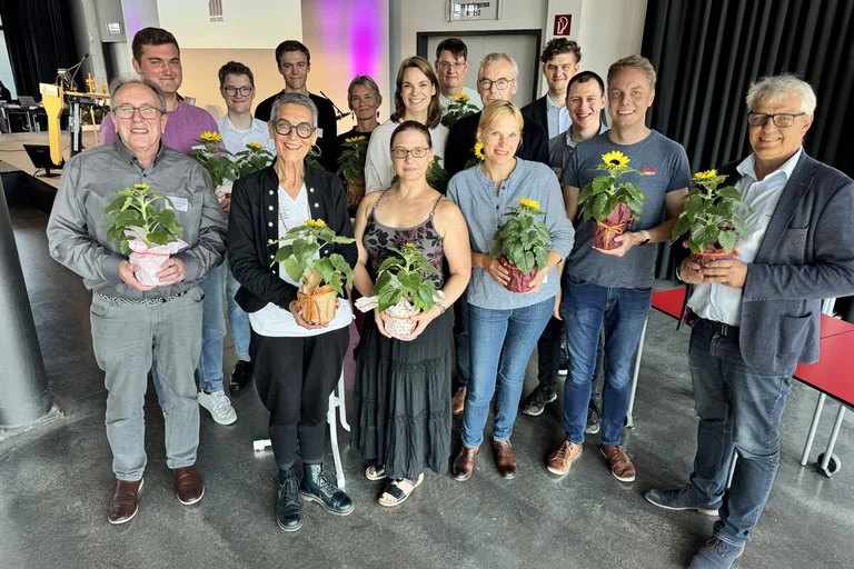 Geehrte Personen sehen in die Kamera 