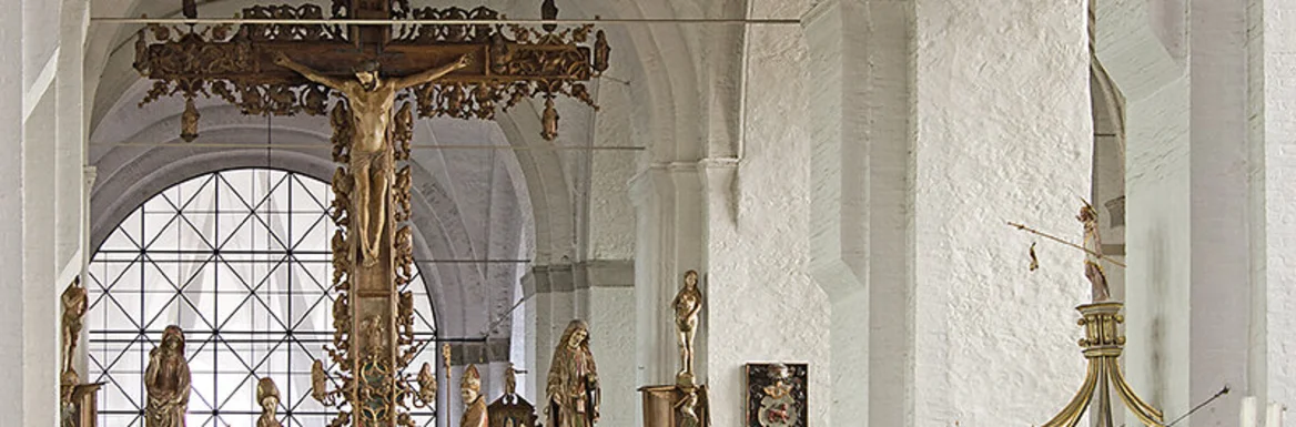 Blick auf den Altar und dahinterliegenden Lettner mit Lettnerkreuz