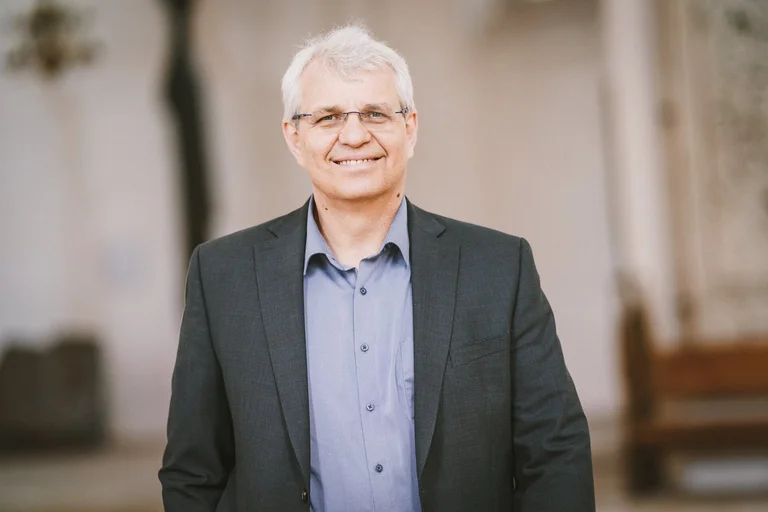 Mann lächelt in die Kamera