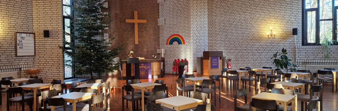 Kirchraum gestaltet mit Tischgruppen