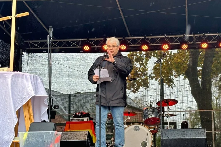 Ein Mann auf einer Bühne