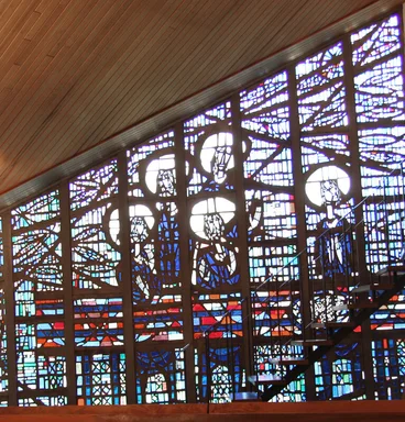 Ein Kirchenfenster in der Heilig-Kreuz-Kirche in Börnsen