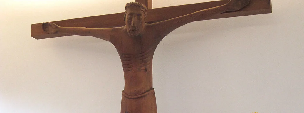 Blick auf das hölzerne Altarkreuz der Ansveruskirche Ratzeburg