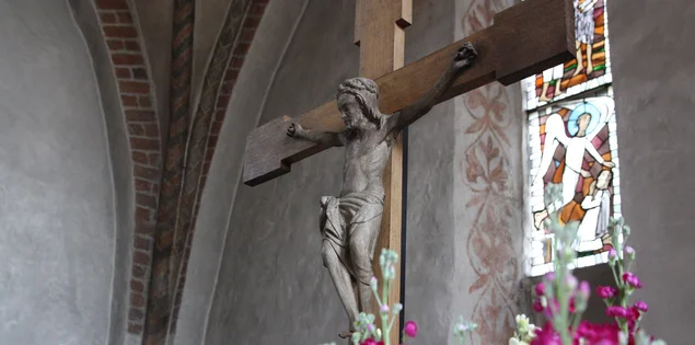 Blick auf das Altarkreuz in St. Johannis Sterley