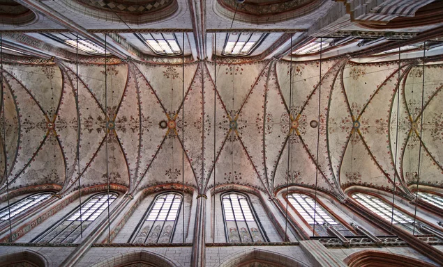 Blick von unten auf das Kreuzgewölbe in St. Marien