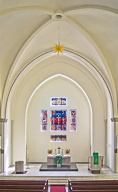 Blick von der Empore in den Chorraum von St. Gertrud