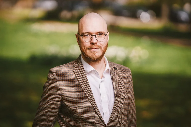 Mann lächelt in die Kamera