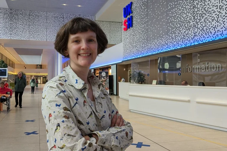 Frau im Haupteingang der Uniklinik Lübeck UKSH