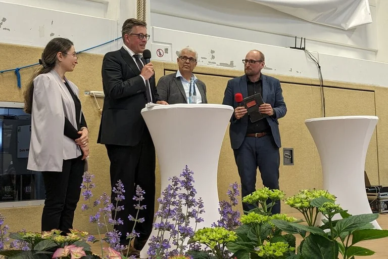 Menschen auf einer Bühne