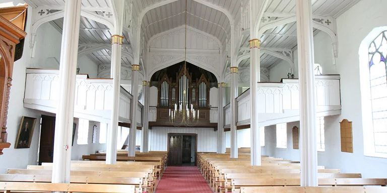Innenansicht mit Orgel in St. Marien Siebenbäumen 