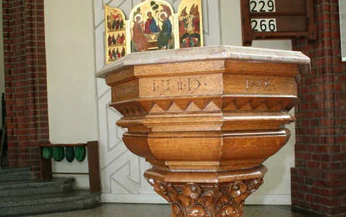 Taufbecken in der St.-Franziskus-Kirche Schwarzenbek