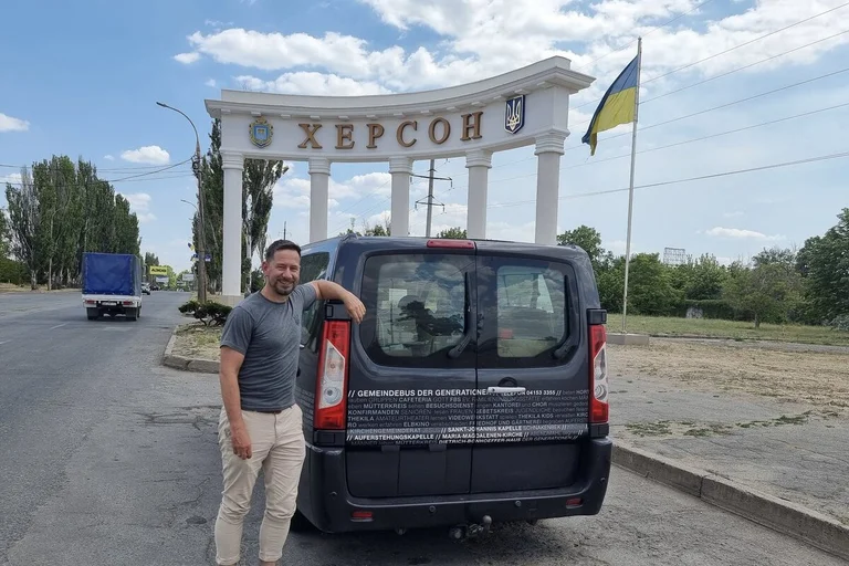 Ein Mann steht vor einem Transporter